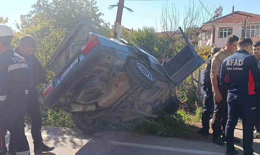 Kedi paniğiyle direğe çarpan otomobil ikiye bölündü, iki kişi yaralandı