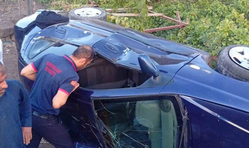 Kurtalan'da ters dönen otomobil evin bahçesine girdi