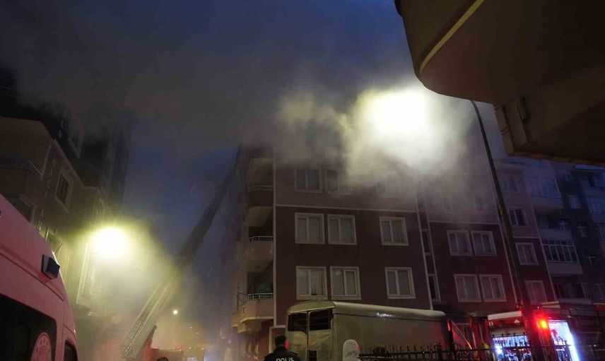 Erzurum'da çatı yangını: apartman boşaltıldı, itfaiyeci hastaneye kaldırıldı
