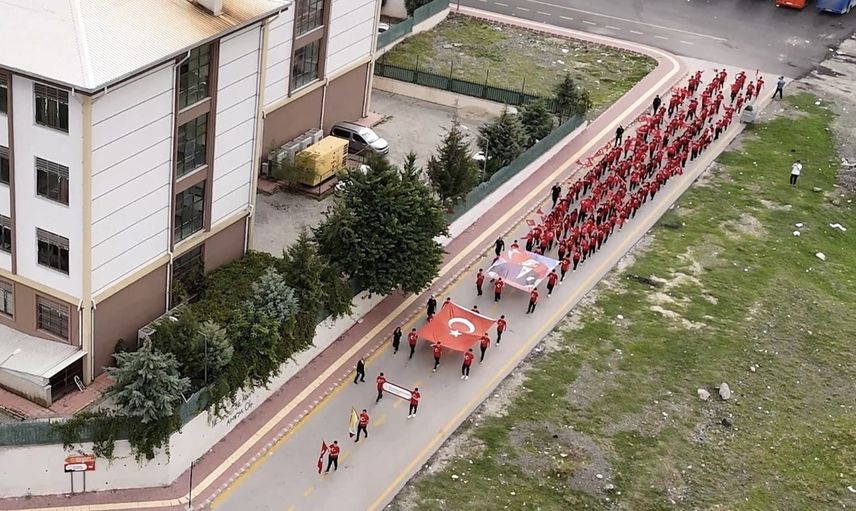Kastabala antik kentte 103 öğrencinin cumhuriyet yürüyüşü