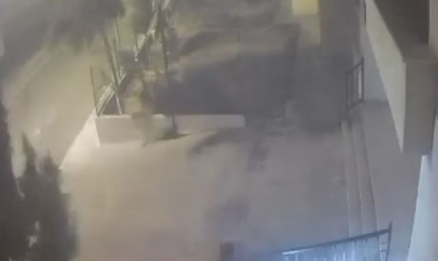 Nusaybin'de kökünden sökülen ağaçtan saniyelerle kurtuluş güvenlik kamerasında