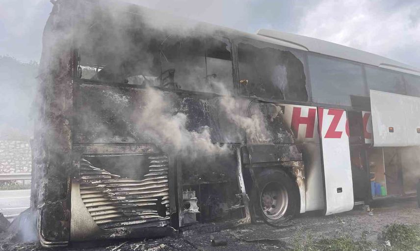 Kavak Tekeli Sapağı'nda yolcu otobüsünde yangın; yolcular tahliye edildi