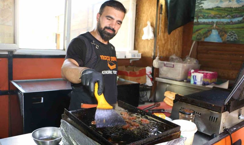 Tost makinesinin yanında 65 dereceye dayanmak: ekmek için serinlikten vazgeçen esnaf