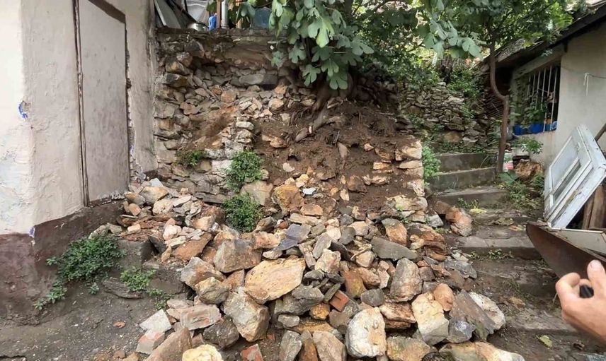 yağmurun ardından bursa'da toprak kaydı, taşlar yola savruldu