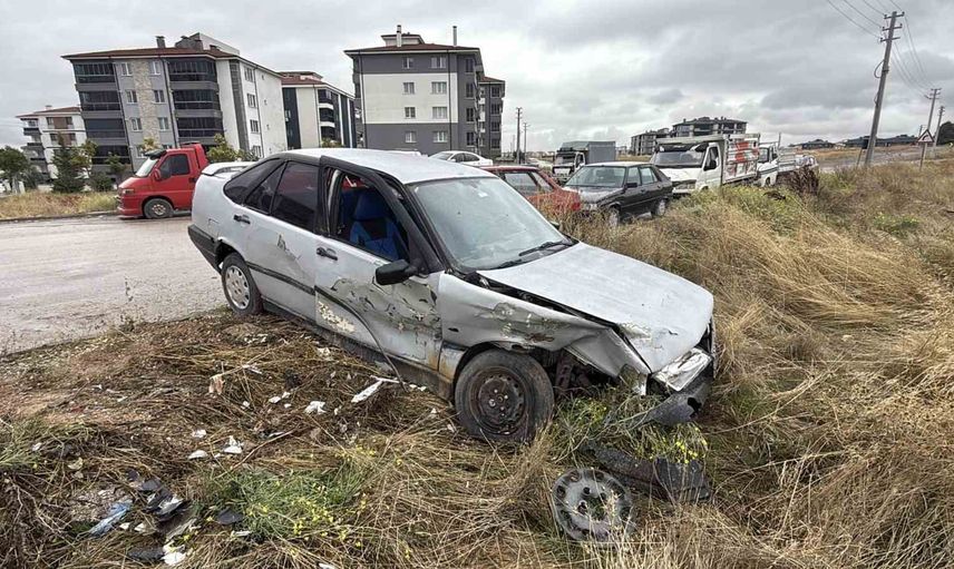 Galerici sabah tarlaya savrulan aracını hasarlı buldu