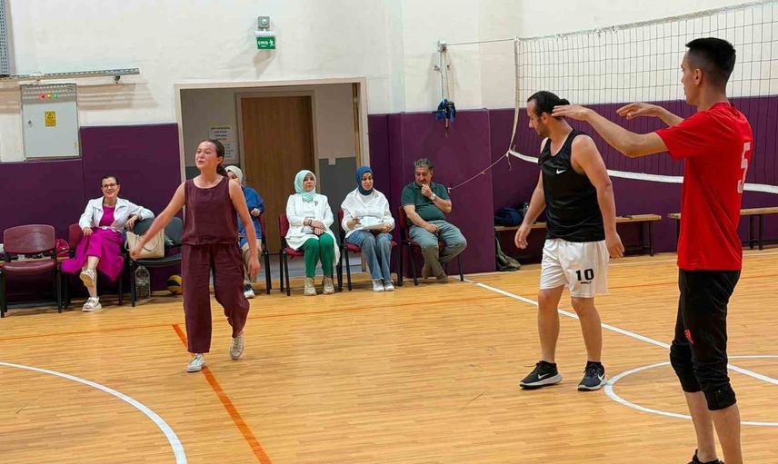 Düzce'de eğitim ailesi voleybolda bir araya geldi