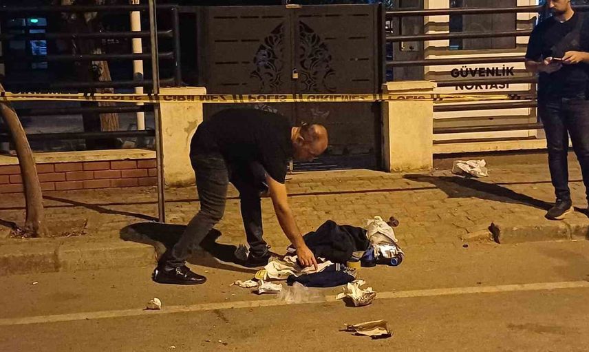 Yedieylül Mahallesi'nde durak altına bırakılan çanta fünye ile imha edildi