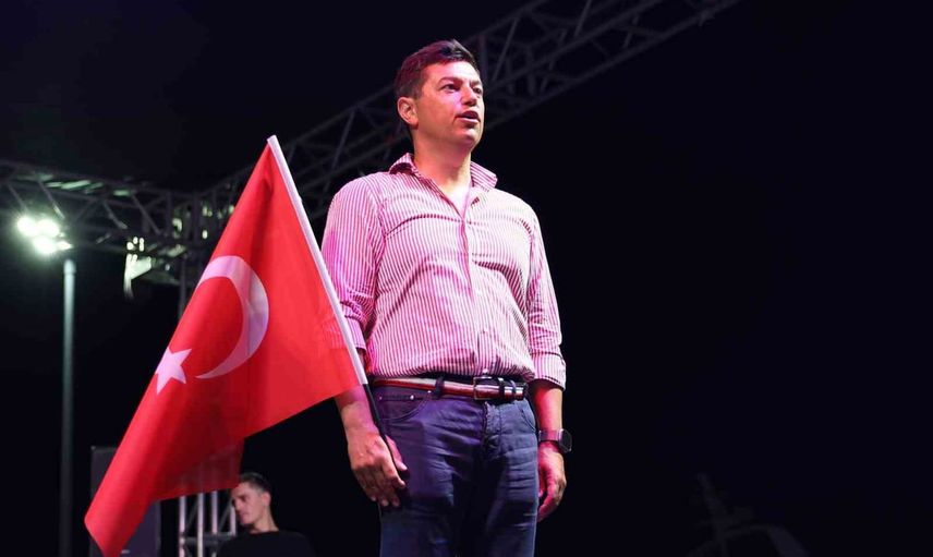 Marmaris'te zafer coşkusu Girne kazasının gölgesinde sessiz fener alayıyla sürdü