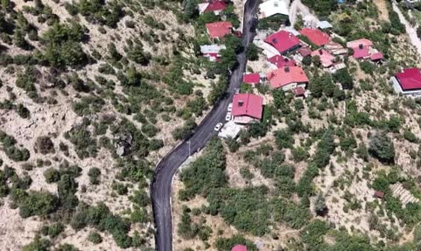 Saimbeyli'de kavurucu sıcakta yol çalışması, başkan işçilerle bir araya geldi