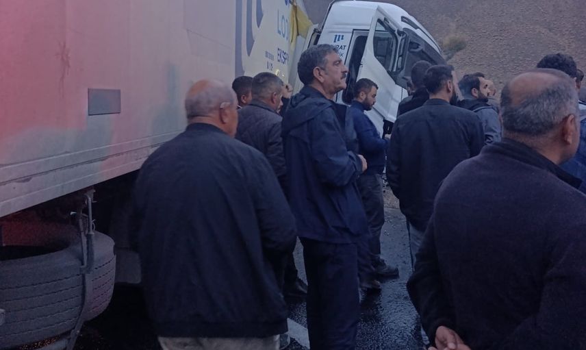 Dikiltaş'ta bariyerlere çarpan tır ulaşımı saatlerce aksattı