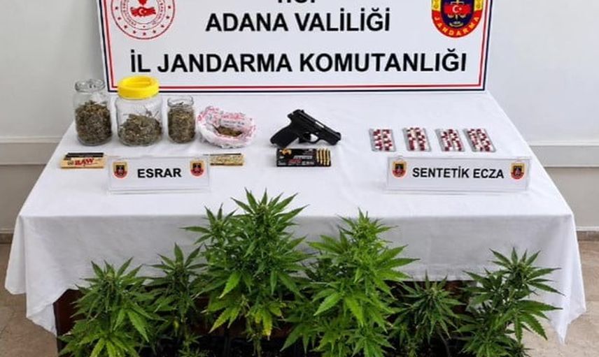 Adana'da jandarmanın üç adresteki baskınında altı ruhsatsız silah ve uyuşturucu bulundu
