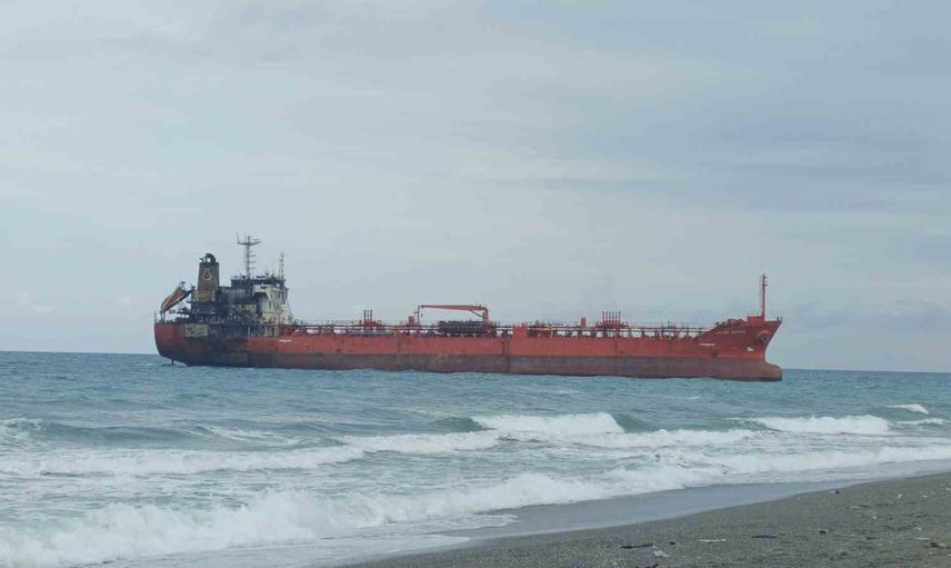 Samsun sahilinde karaya oturan Hong Kong bayraklı tanker dron saldırısının izlerini taşıyor