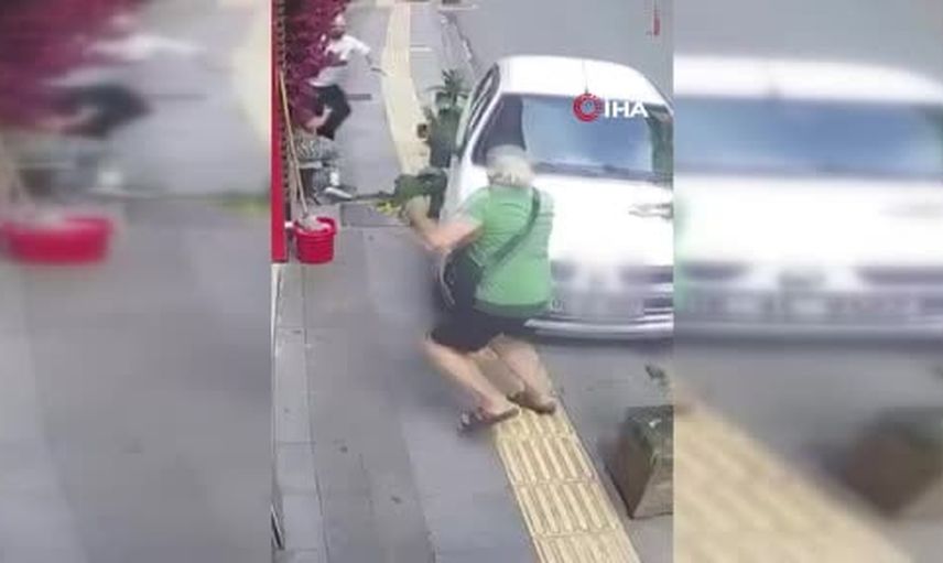 El freni çekilmeyen otomobil kaldırımda yürüyeni son anda teğet geçti