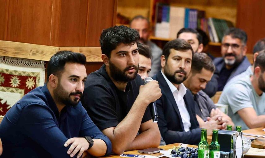 Yeni nesille buluşma: Bakan Yumaklı gençlerin taleplerini dinledi