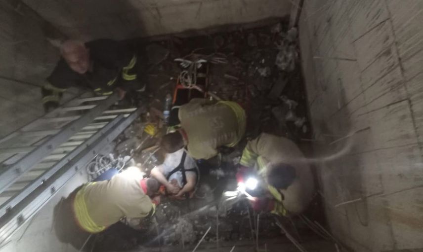 Defne'de inşaatta asansör boşluğuna düşen kişi kurtarıldı