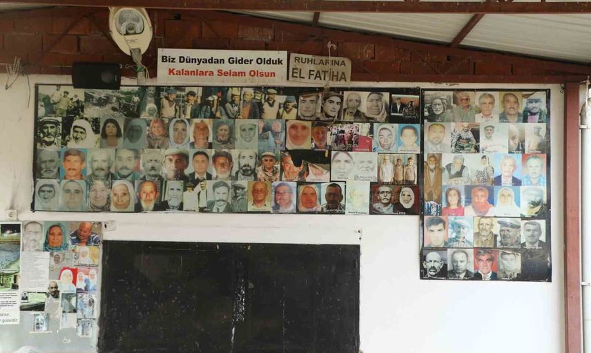 Duvara asılan fotoğraflarla köy geçmişini canlı tutuyor