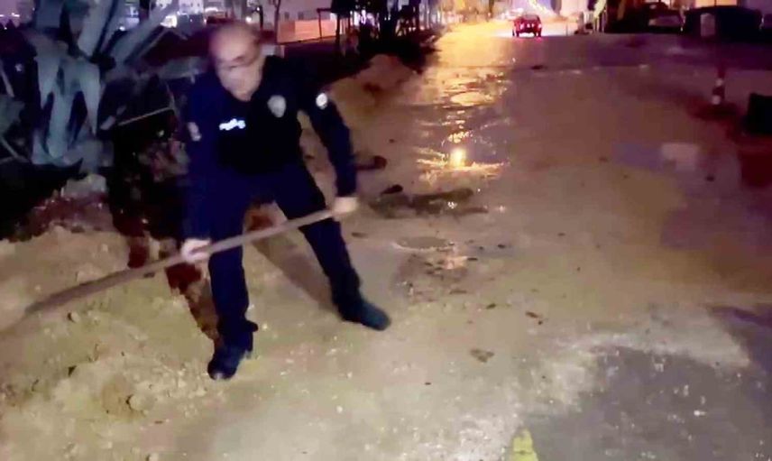 Yağış sonrası polis çukurları kürekle doldurarak kaza riskini azalttı