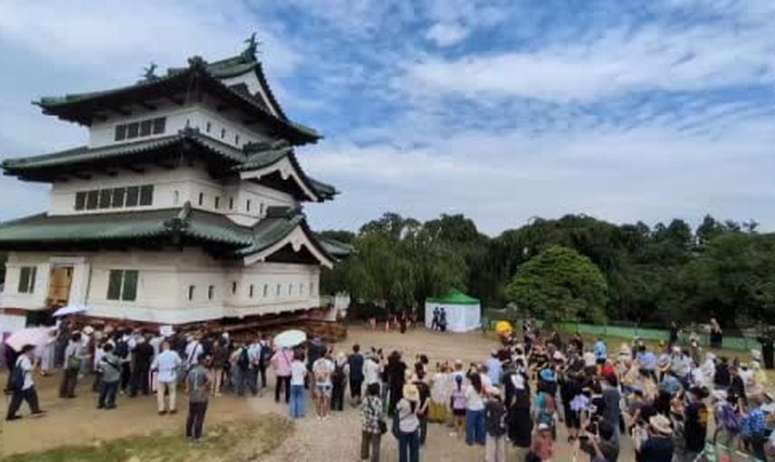Binlerce el 400 tonluk kaleyi geri çekti: Hirosaki'de tarihi taşınma