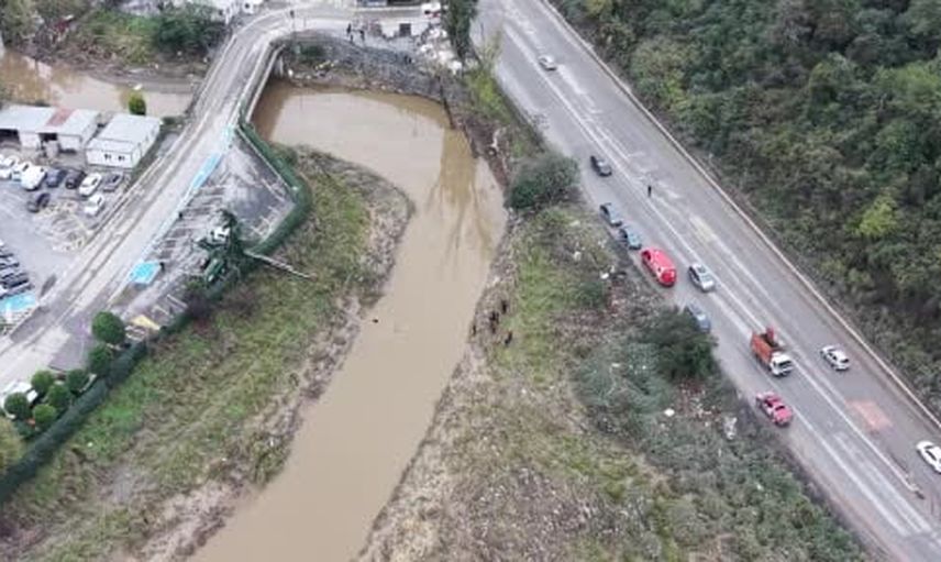Ayazağa selinde Cendere Deresi'nden çıkarılan otomobilin anbean görüntüleri