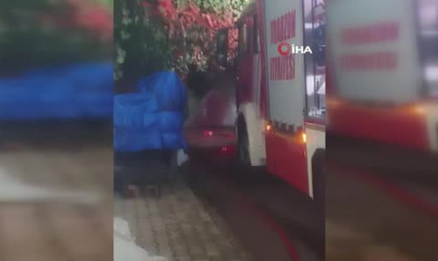 Geceyi alevlerle bitiren araç: Araklı'da park halindeki elektrikli otomobil kullanılamaz hale geldi