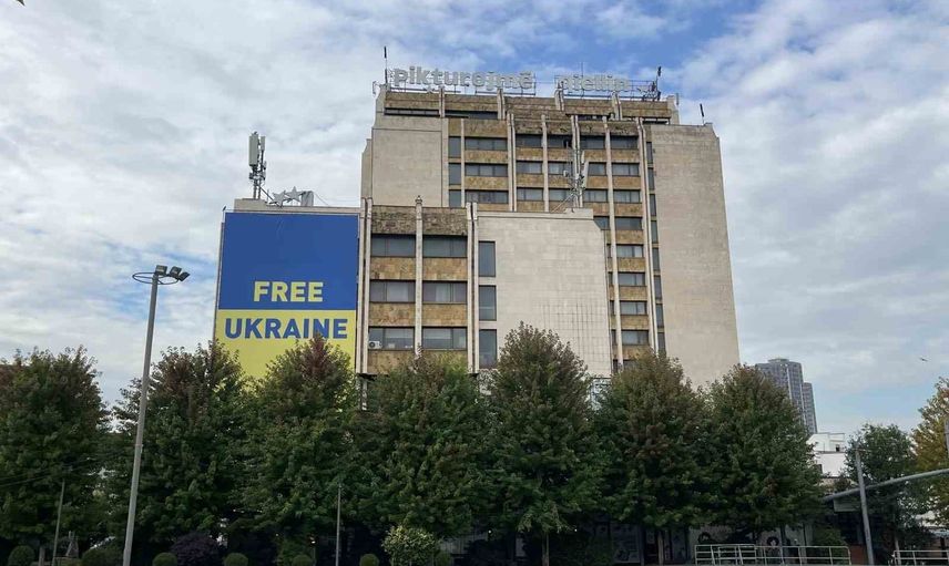 Priştine'de dayanışma simgesi olarak asılan Ukrayna bayrağı Zelenskiy'nin sözleri sonrası indirildi