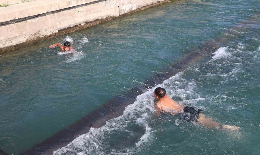 Eylül sıcağı adana çocuklarını tehlikeli sulama kanallarına itiyor