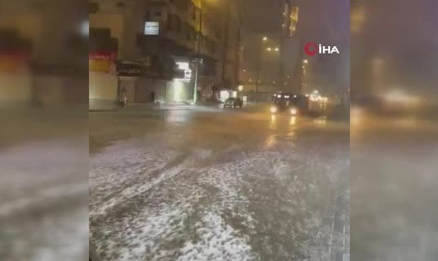 Yağmur altında tavaf: Mekke-i Mükerreme'de fırtına sokakları suyla doldurdu