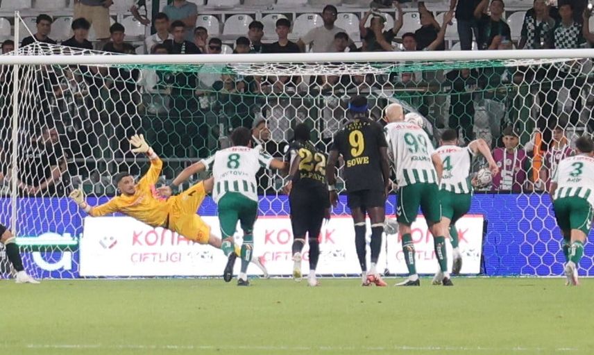 Konyaspor son anda yıkıldı: Çaykur Rizespor penaltıyla kazandı