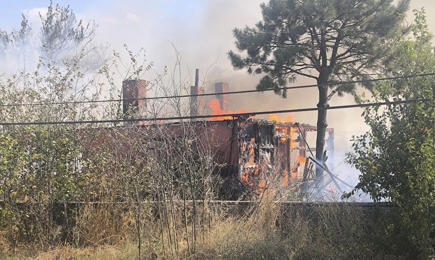 Yol kenarındaki yangında Tekirdağ’da itfaiye ve çiftçi iş birliğiyle alevler kontrol altına alındı