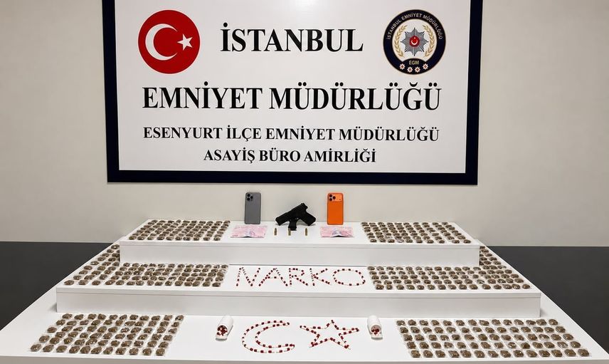 Esenyurt’te park halindeki araçta uyuşturucu ve ruhsatsız silah ele geçirildi