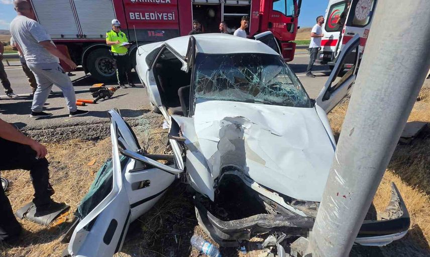 Sivas'ta Şarkışla yolunda kontrolden çıkan otomobil levha direğine çarptı: 3 yaralı