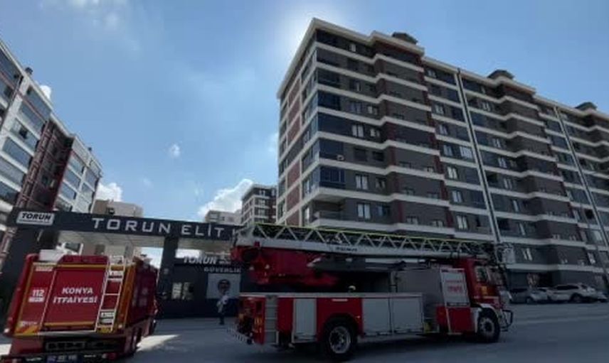 Çatıya çıkan görevli sızınca itfaiye sepetiyle indirildi