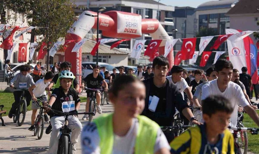 Düzce’de kent meydanından parka uzanan canlı bisiklet buluşması