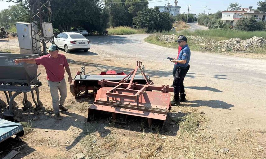 Serik'te virajı alamayan sürücü dükkanın önüne uçtu, geri gelip helalleşti