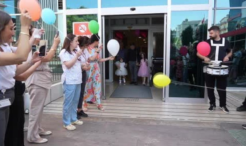 Minik Berra doğum gününde sağlığına kavuştu, hastaneden bando eşliğinde uğurlandı