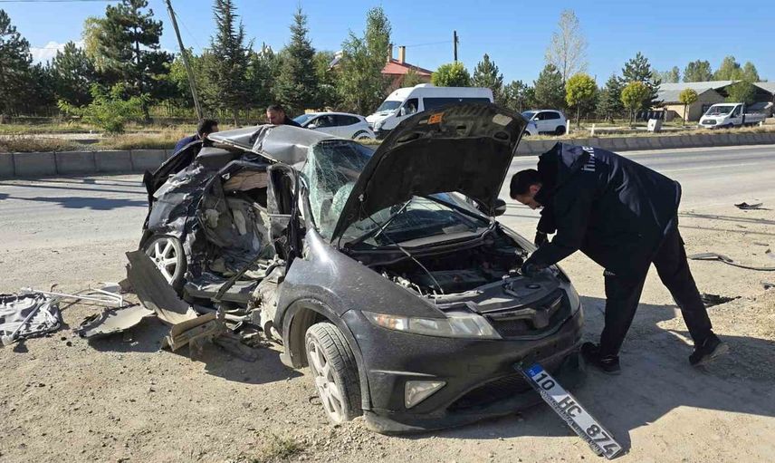 Edremit Çiçekli'de trafik kazası: otomobil ile kamyonet çarpıştı, 5 yaralı