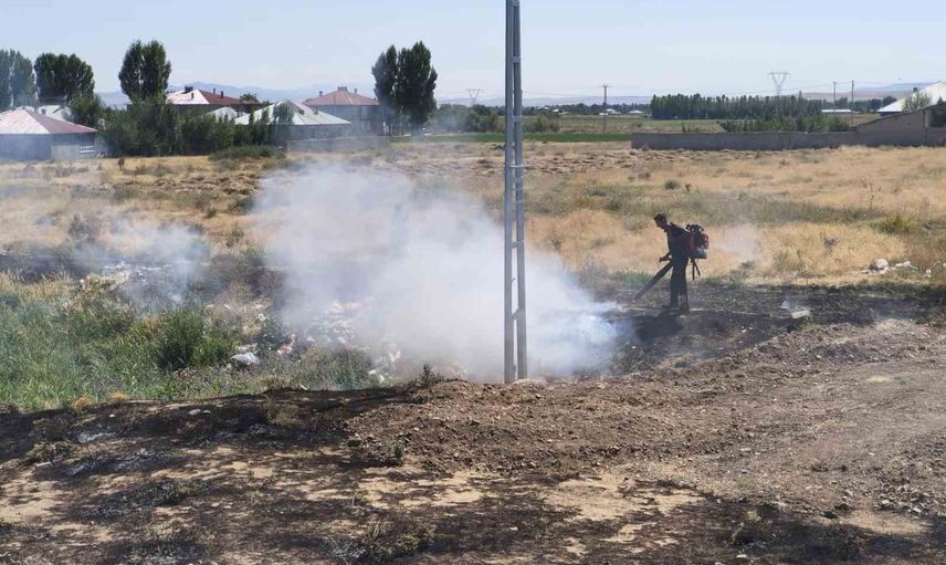 Erciş'te Kocapınar'da örtü üstü yangın itfaiyenin müdahalesiyle söndürüldü