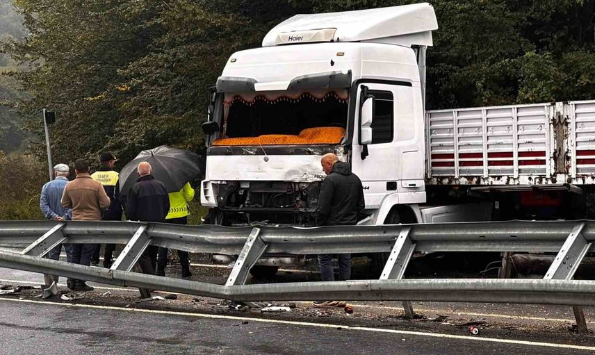 D-655'te makaslayan tır yolu kilitledi, yaralanan olmadı