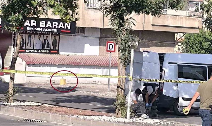 Yol kenarındaki şüpheli paket fünye ile kontrollü şekilde patlatıldı