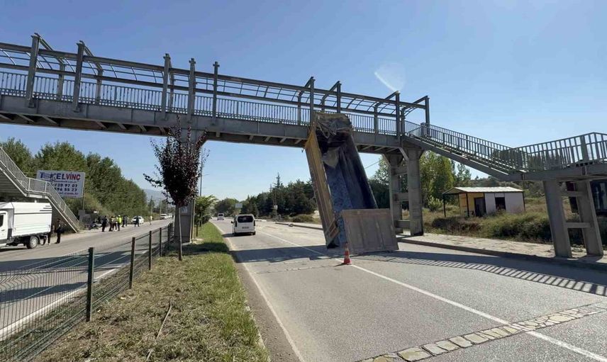Damper kopunca tır kontrolü kaybetti, üst geçide asıldıktan sonra tarlaya devrildi