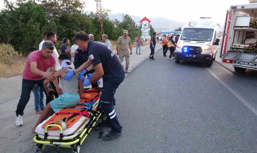 Malatya yolunda minibüs tırın altına girdi: 19 mevsimlik işçi yaralandı