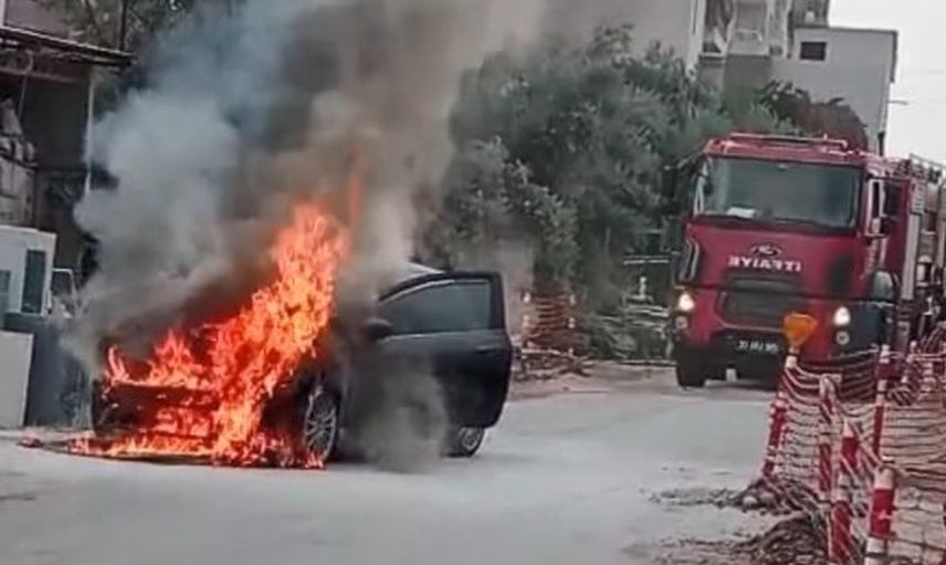Erdemli'de park halindeki otomobil motor alevleriyle kullanılamaz hale geldi