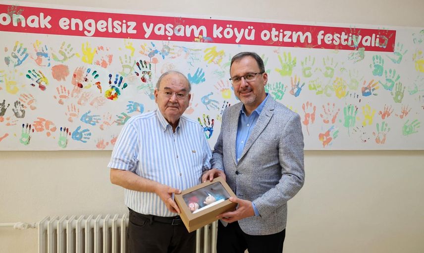 Kentin hizmet ve hafızasında kalacak bir isim olarak Kasapoğlu, Burhan Özfatura'yı andı