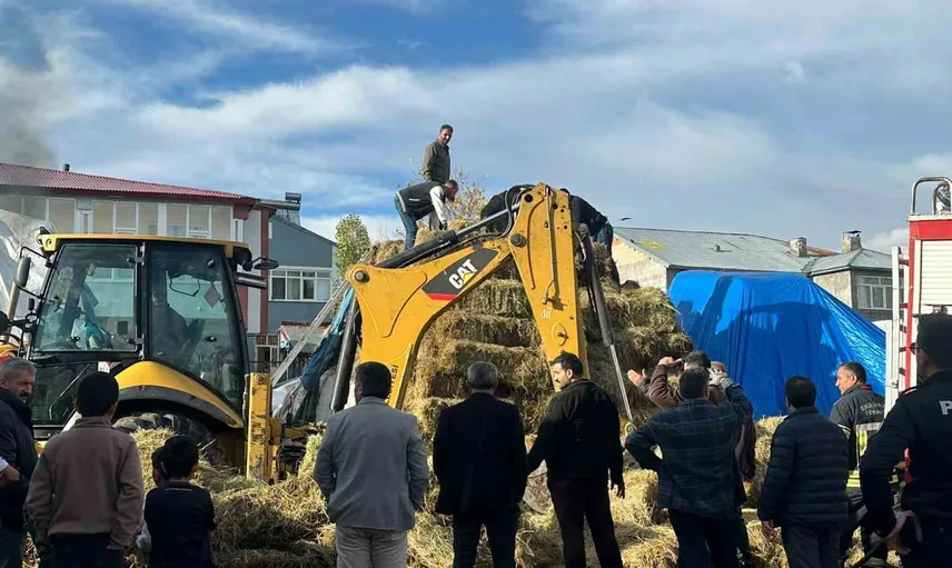 Karayazı'da ev önünde çıkan ot yangını mahalle sakinlerinin müdahalesiyle kontrol altına alındı