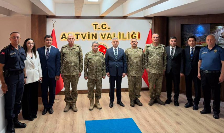 Orgeneral Bayraktaroğlu Artvin'de valilikte güvenlik ve birlikleri değerlendirdi