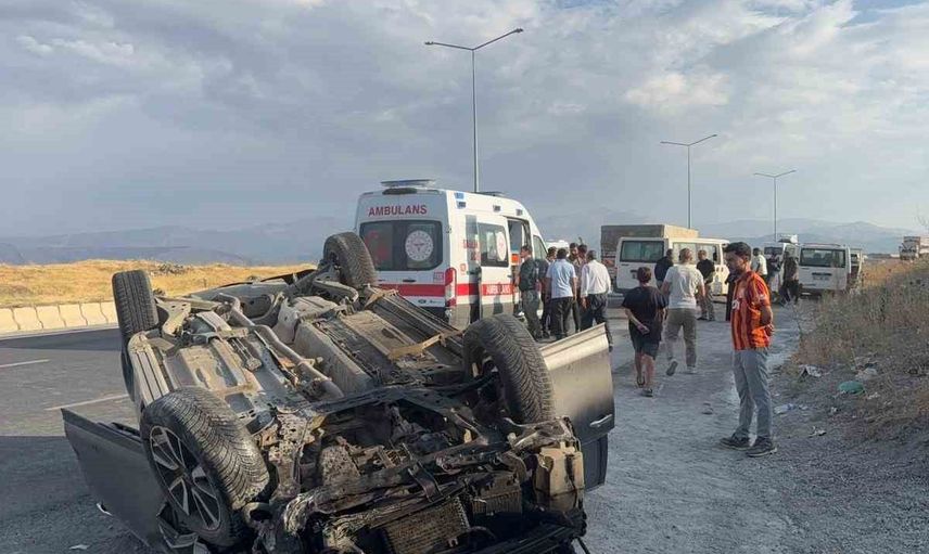 Tatvan'da zincirleme kaza: 1 kişi yaralandı