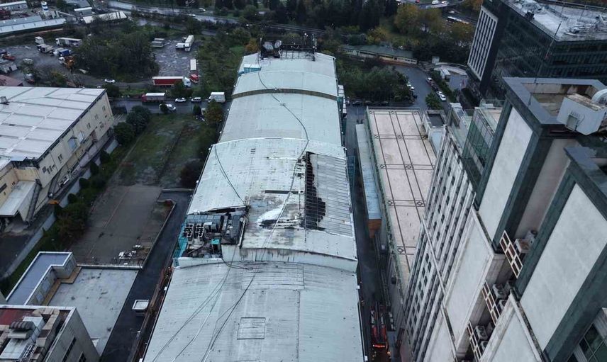 Bayrampaşa'da çatı yangını düğün salonunda maddi hasar bıraktı
