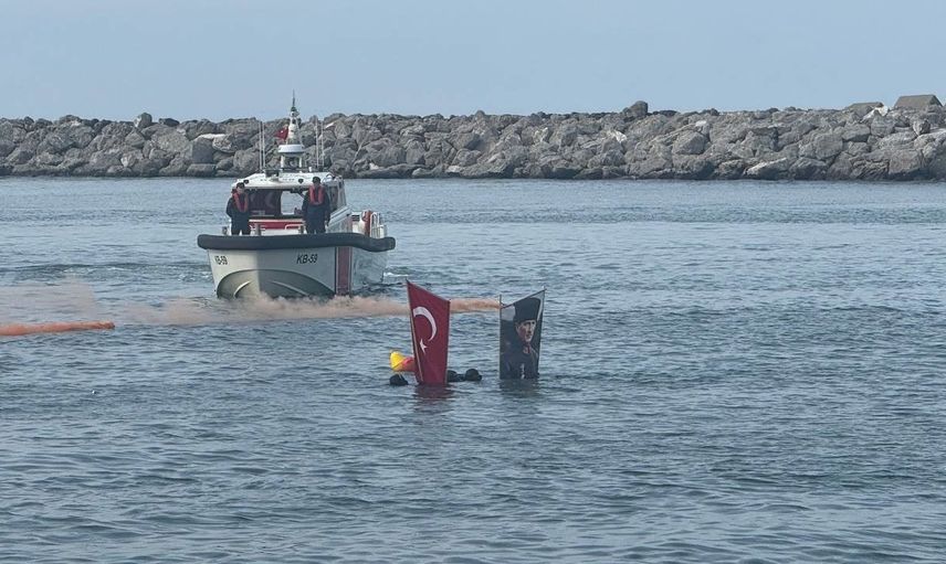 Limanda bayrak ve su perdesiyle 29 ekim töreni