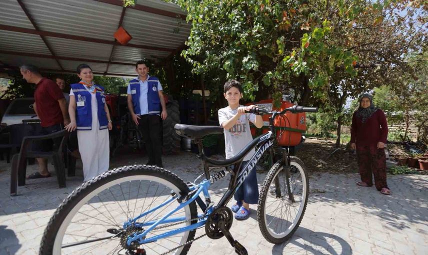 Yangında bisikleti yanan Umut’a yeni bisikletle umut verildi