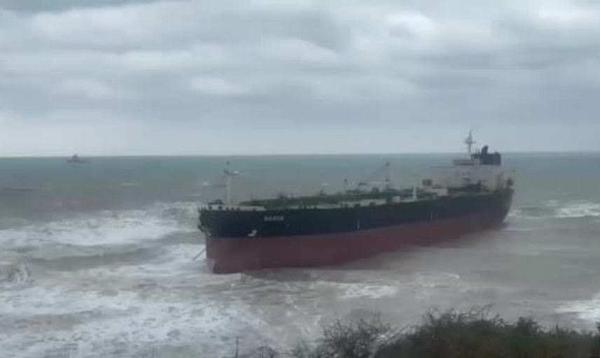 Kurtarma ekipleri Sarıyer açıklarında karaya oturan BANDA tankeri yüzdürdü